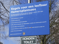 908124 Afbeelding van een bord met 'Regels voor een leefbaar Hamersplantsoen', bij de Verlengde Hoogravenseweg te Utrecht.